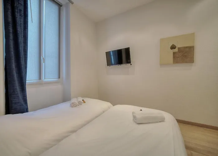 Moderne 3 Pieces Idealement Situe Centre De Cannes L! A2B22